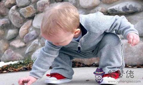一歲多的寶寶走路外八字怎麼辦：一歲寶寶學走路，一只腳外八字正常嗎