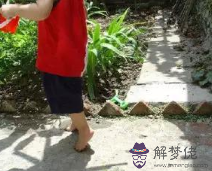 寶寶學走路內八字怎麼辦