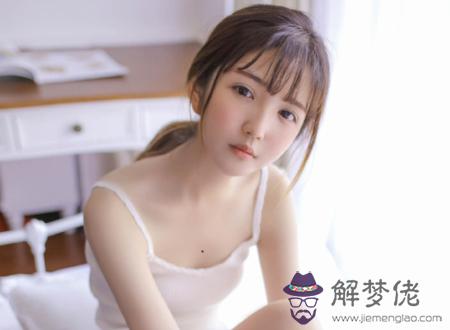 女生胸口正中間有痣命運