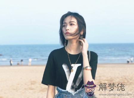 小指向內彎曲的手相