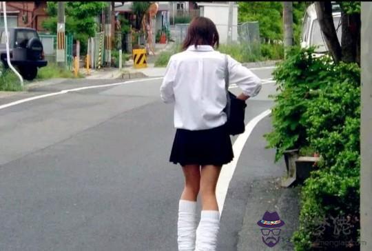 日本女人走路為什麼都是內八字