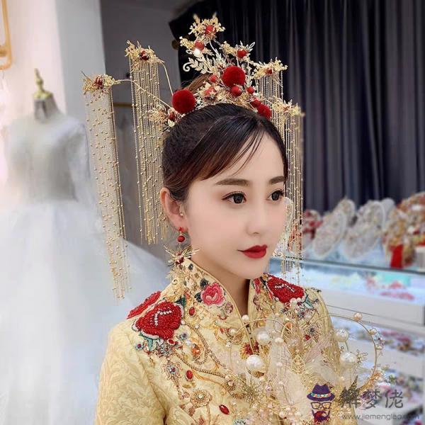 9、結婚配秀禾的頭飾是自己買嗎:婚禮上，敬酒服和秀和服用的是同一套嗎