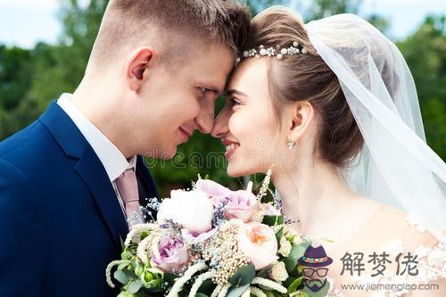 結婚一個月晚上為什麼不能出來：新婚一個月晚上不能分開睡是什麼含義