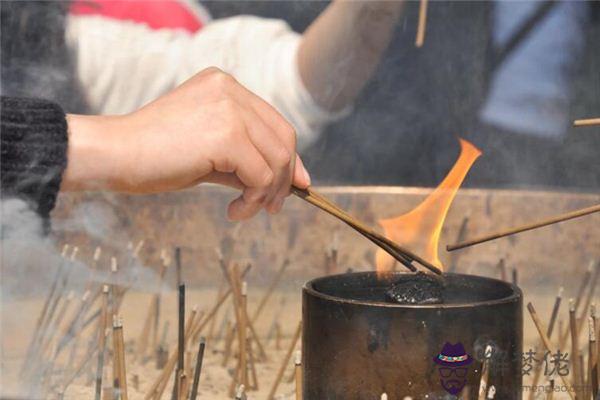 發夢夢到燒香的人是什麼意思