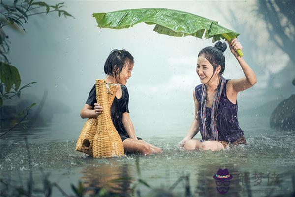 發夢夢到坐在水中是什麼意思