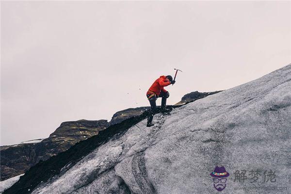 發夢夢到雨中登山是什麼意思