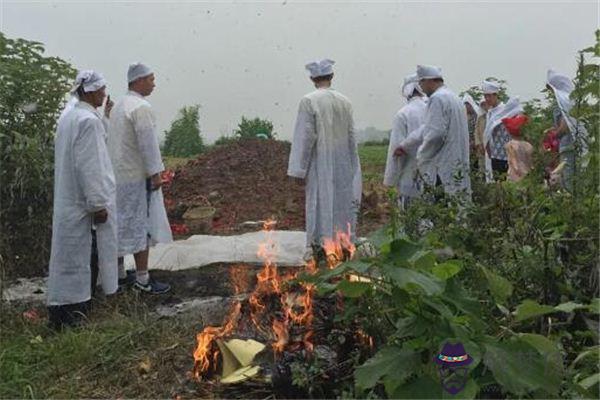 發夢夢到祭拜祖墳是什麼意思