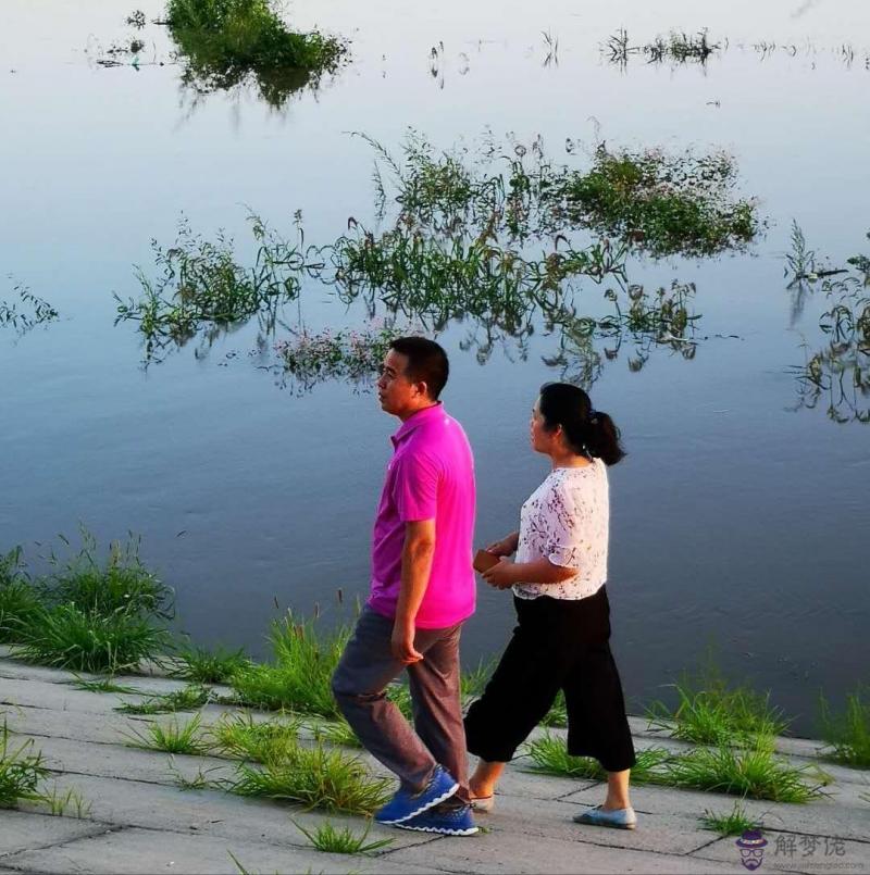 男女生走路一前一后：倆人走路總是一前一后心理學