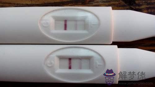 試紙顯示一深一淺是怎麼回事：來月經了早早孕試紙會出現一深一淺怎麼回事