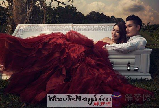 夢見結婚之后多久會死：夢到自己結婚。聽說自己會死？嚇人啊！！！救命啊。