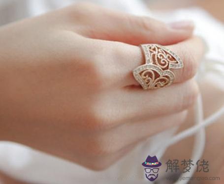 結婚戒指戴在哪只手上最合適：女生的結婚戒指是戴哪只手的呀？