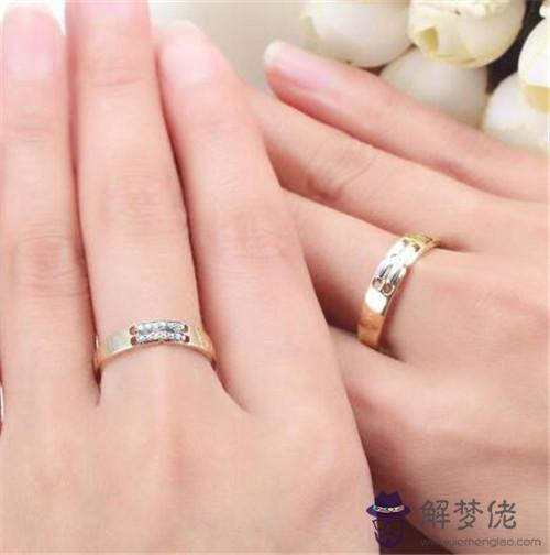 結婚戒指戴哪只手:戴戒指女生應該戴在哪只手上？戴在右手上對嗎？