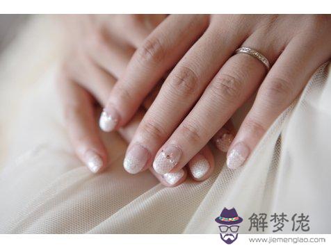 女生左手無名指戴戒指:女孩戒指帶左手無名指是什麼意思