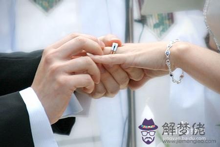 結婚戒指的戴法:女的戒指的戴法意義