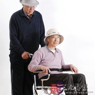 老年人骨折了吃什麼恢復快:77歲老人骨折，應該吃什麼好得快